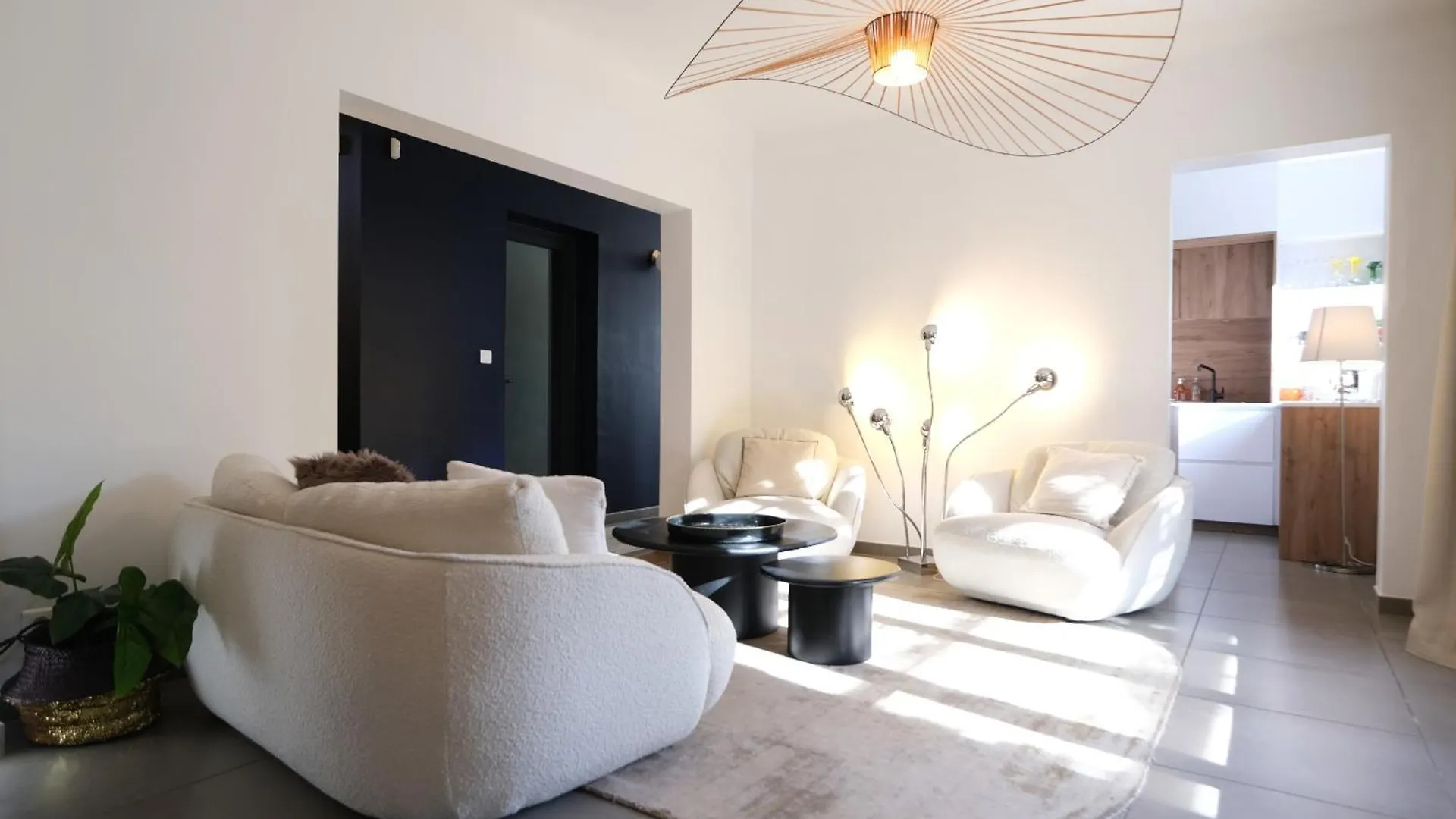 Beautiful Vacation Rental With Private Pool In The Heart Of The City Of Avignon, Sleeps 8. Holiday home