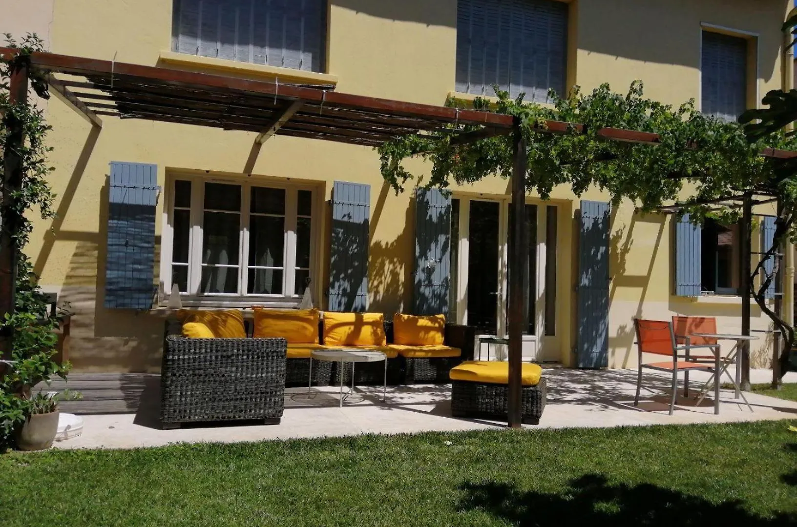 Beautiful Vacation Rental With Private Pool In The Heart Of The City Of Avignon, Sleeps 8. Francie