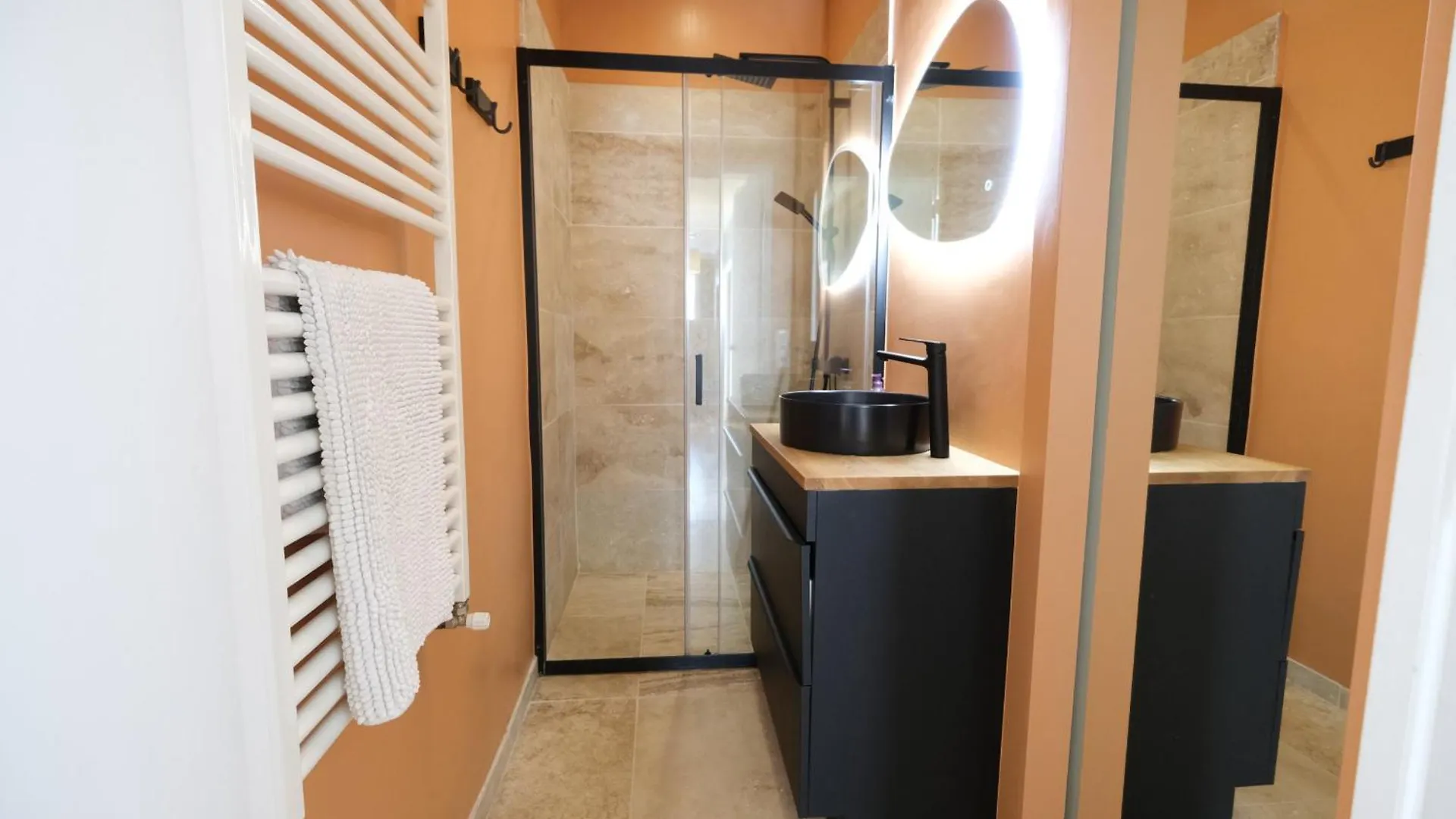 Beautiful Vacation Rental With Private Pool In The Heart Of The City Of Avignon, Sleeps 8. Francie